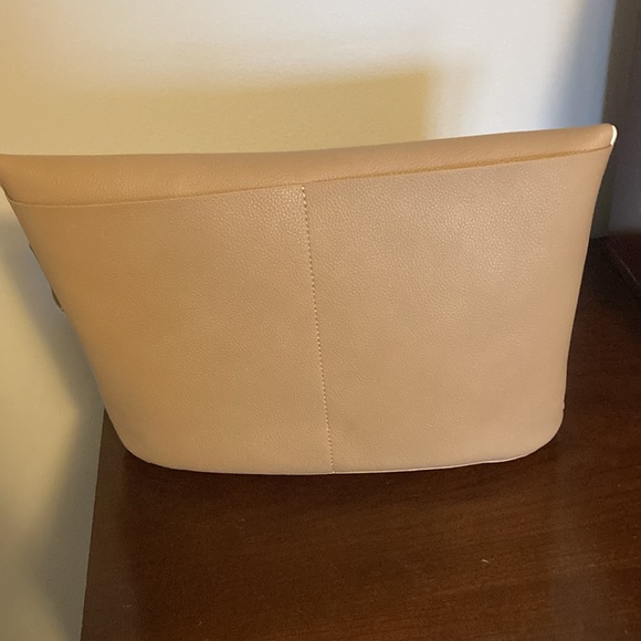 Brand new still with wrapping. Oak and Fort purse soft leather tan colour - Picture 3 of 8